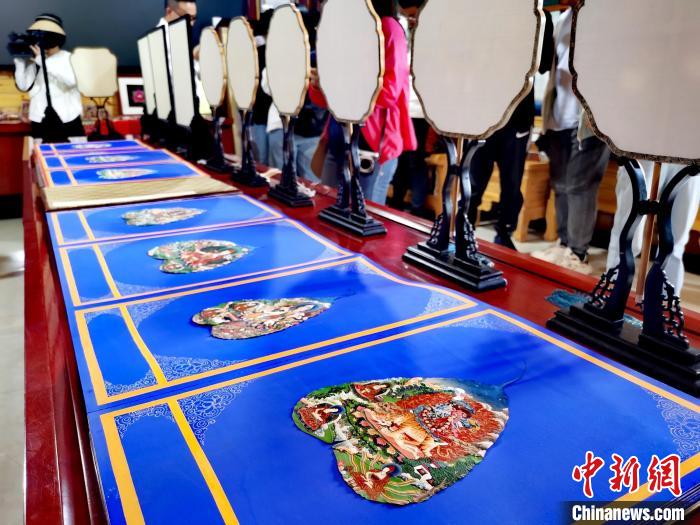 圖為唐卡延伸產(chǎn)品?！?zhí)砀?攝