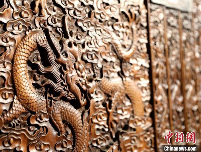 圖為青海永錄民俗博物館內(nèi)珍藏的中式家具細(xì)節(jié)展示。　薛蒂 攝