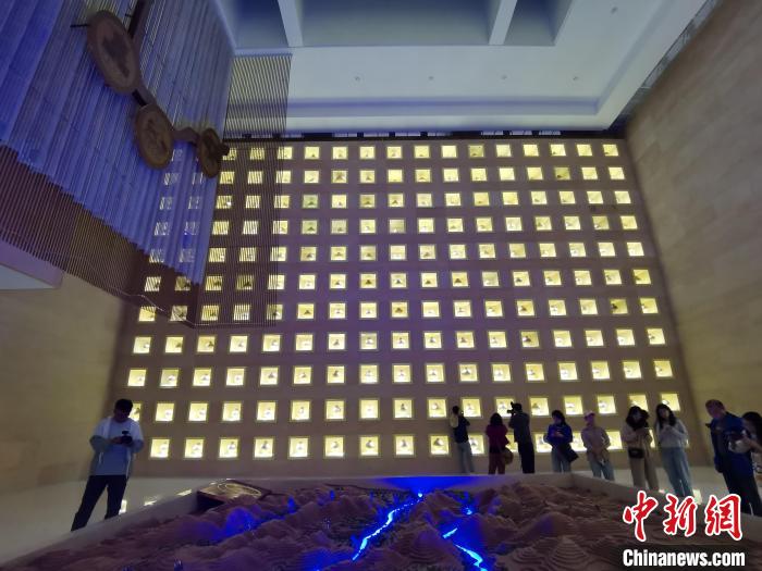 圖為河湟文化博物館序廳的左右彩陶墻放置的374件彩陶。　張?zhí)砀?攝