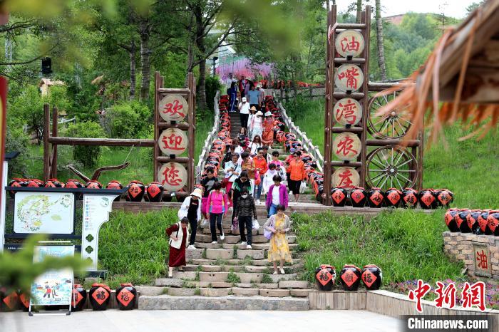 圖為油嘴灣生態(tài)文化景區(qū)的游客?！⊙Φ?攝