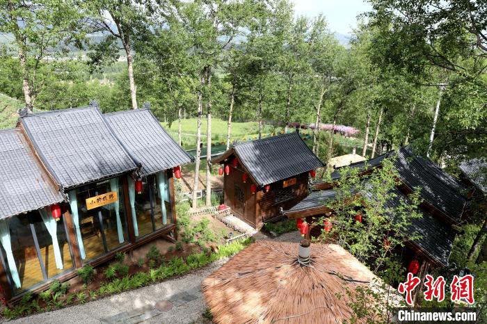 圖為景區(qū)內(nèi)依山而建的民宿?！⊙Φ?攝