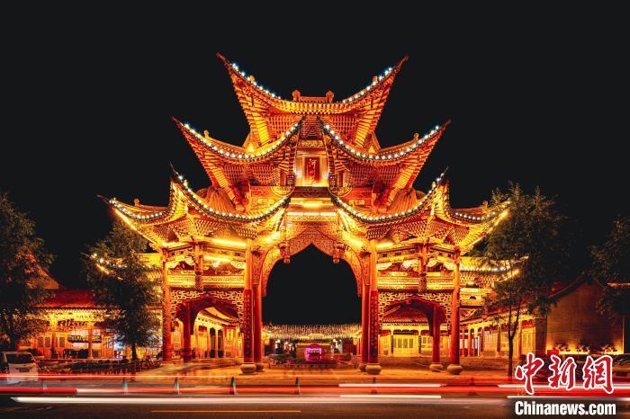 夜幕下的臨夏縣河州苑。夏雨 攝