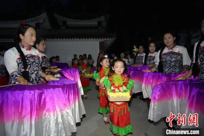 甘肅省西和縣姜席鎮(zhèn)晚霞湖畔，當(dāng)?shù)孛耖g舉行盛大的乞巧儀式。魏朵朵 攝