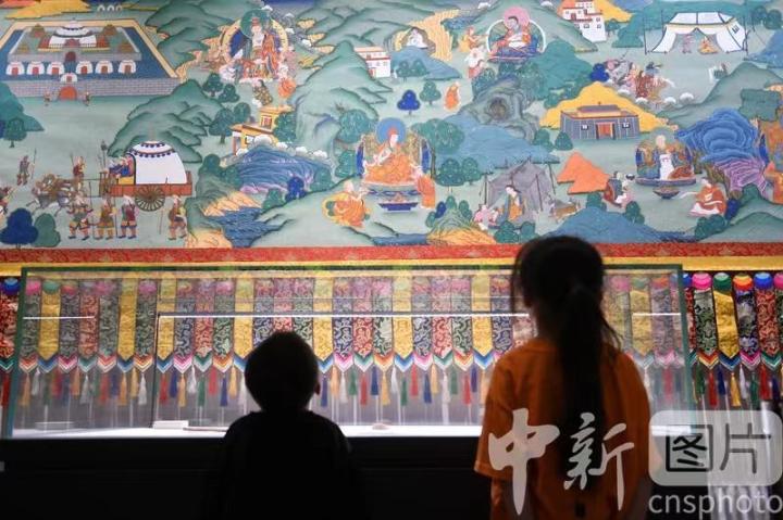 圖為觀眾參觀唐卡《涼州會(huì)盟》。 中新社記者 戴文昌 攝