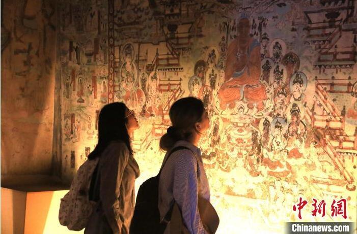 2023年8月27日，游客在甘肅省敦煌市博物館參觀文物展。張曉亮 攝(資料圖)
