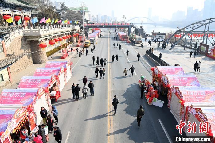 1月30日，蘭州黃河畔的年貨集市吸引顧客選購年貨。九美旦增 攝</p><p>