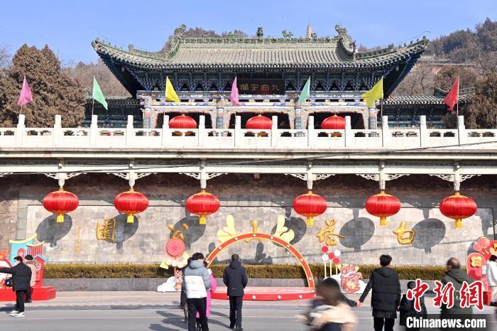 1月30日，裝扮一新的蘭州白塔山公園節(jié)日氛圍濃厚。九美旦增 攝</p><p>