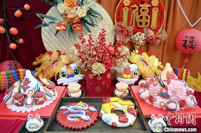 1月25日，春節(jié)臨近，蘭州一花饃店“龍”元素花饃熱銷。圖為展出的“龍”元素花饃。九美旦增 攝