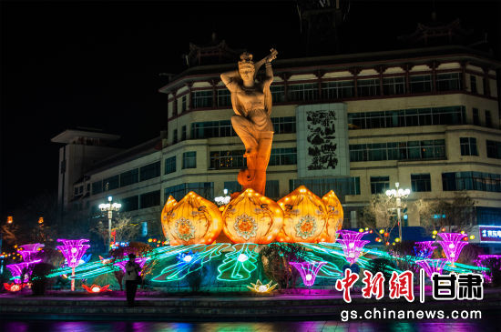 2024年春節(jié)期間，敦煌市中心盤(pán)旋路上的反彈琵琶燈組。王斌銀 攝
