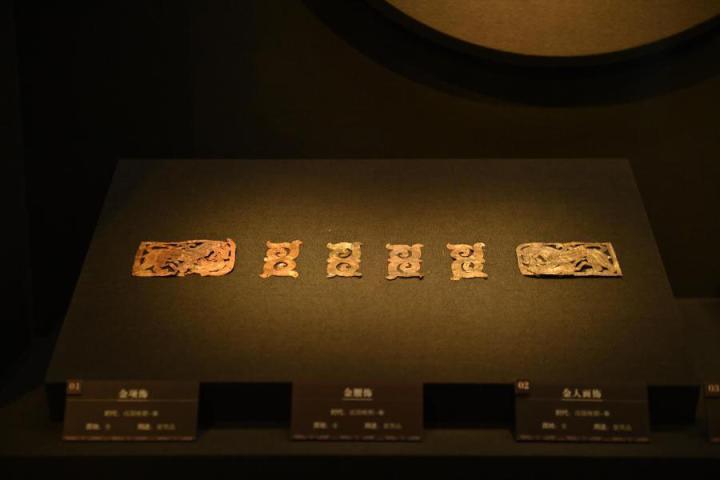 張家川縣馬家塬車(chē)輿博物館展陳的馬家塬遺址出土的金項(xiàng)飾、金腰飾、金人畫(huà)飾等。李亞龍 攝　　