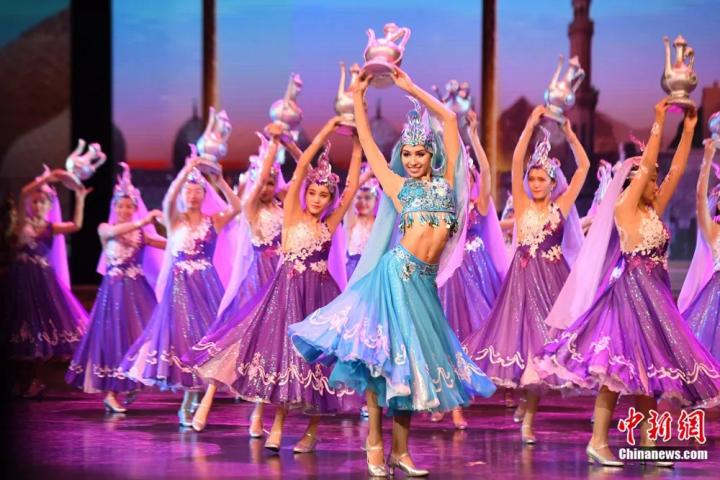 《絲路花雨》外國演員在波斯酒舞中領(lǐng)舞。楊艷敏 攝