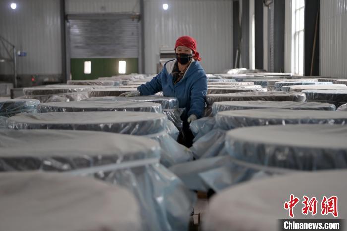 5月10日，工作人員檢查裝有酒糟的壇子。九美旦增　攝