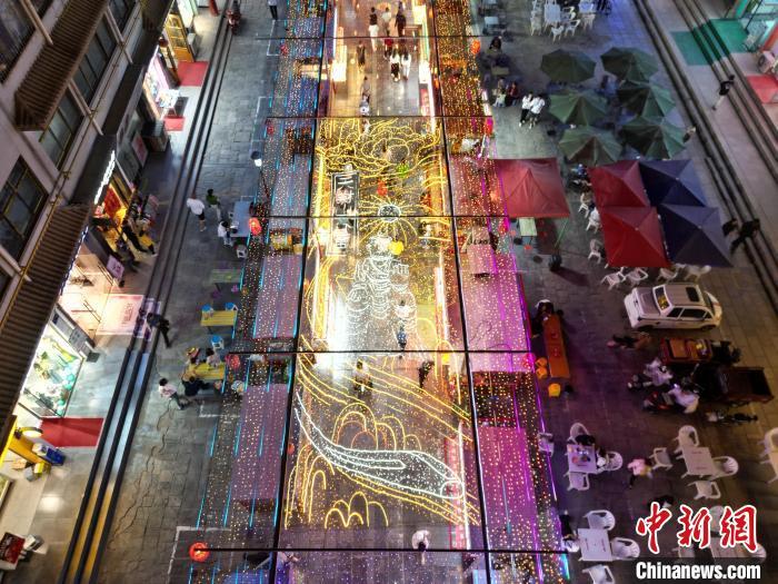 圖為明清街夜市燈光點(diǎn)亮具有武威文化元素的“天梯山石窟”彩燈。(無(wú)人機(jī)照片) 　戴文昌 攝</p><p>