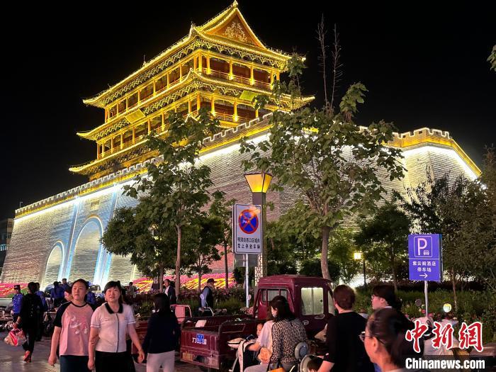 圖為夜幕降臨，涼州古城門燈光亮起?！〈魑牟?攝