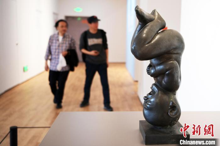 5月21日，觀眾參觀“絲路印跡”雕塑藝術(shù)作品展展出的雕塑作品。九美旦增 攝</p>
<p>