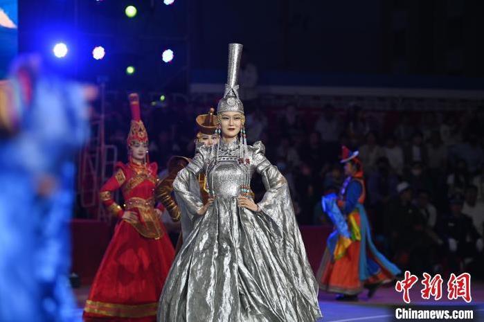 圖為開幕式現(xiàn)場蒙古族服飾秀。李亞龍 攝</p>
<p>