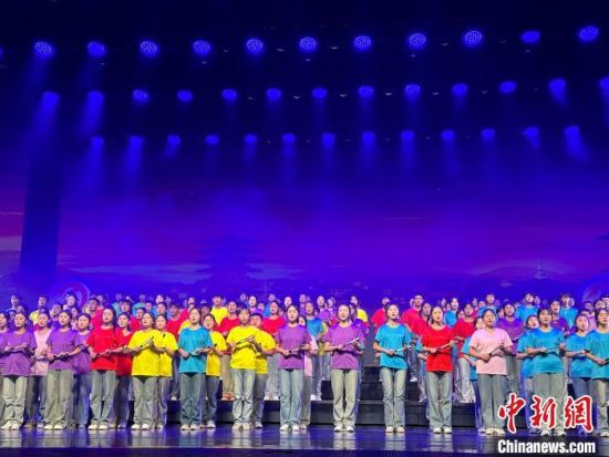 5月28日晚，“詩意甘肅·絲路長(zhǎng)風(fēng)三千里”——月出涼州·武威詩會(huì)在甘肅省武威市漢唐天馬城舉行。楊娜 攝