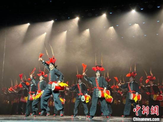 圖為涼州攻鼓子表演。楊娜 攝