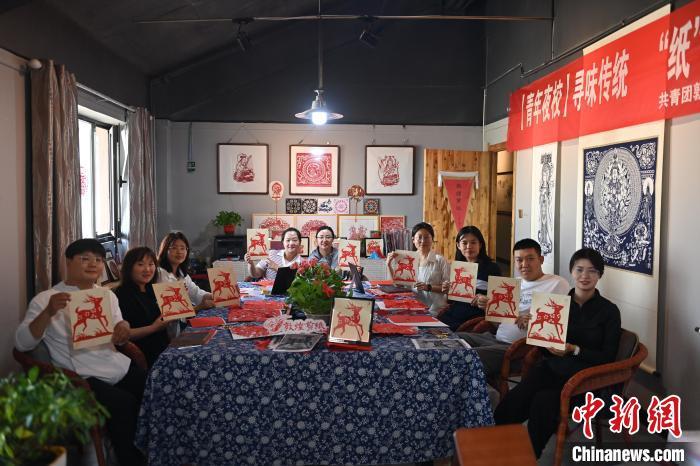 6月6日，在甘肅敦煌青年夜校課程中，青年學(xué)員展示學(xué)習(xí)敦煌非遺剪紙的成果。