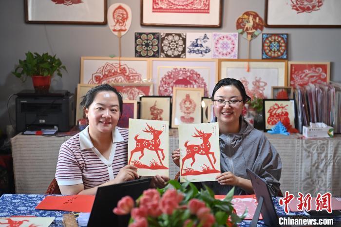 6月6日，在甘肅敦煌青年夜校課程中，青年學(xué)員展示學(xué)習(xí)敦煌非遺剪紙的成果。李亞龍 攝　　