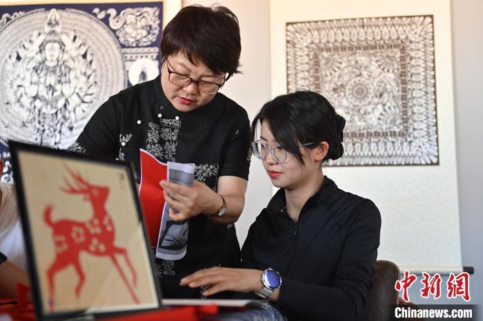 6月6日，在甘肅敦煌青年夜校課程中，青年學(xué)員學(xué)習(xí)敦煌非遺剪紙課程。李亞龍 攝