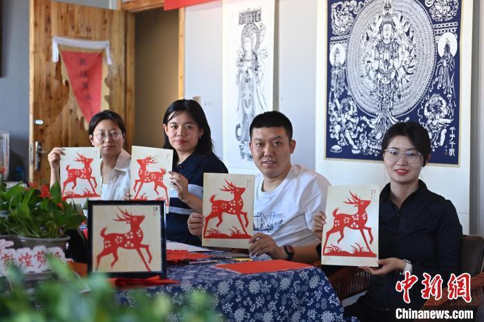 6月6日，在甘肅敦煌青年夜校課程中，青年學(xué)員展示學(xué)習(xí)敦煌非遺剪紙的成果。李亞龍 攝　　