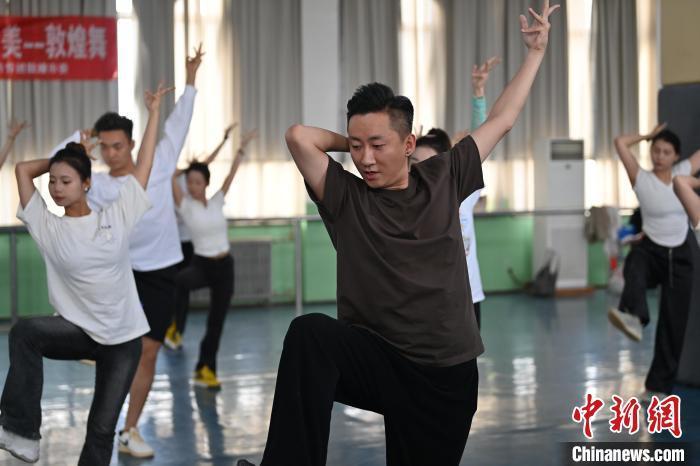 6月6日，在甘肅敦煌青年夜校課程中，青年學(xué)員學(xué)習(xí)敦煌舞課程。李亞龍 攝　　