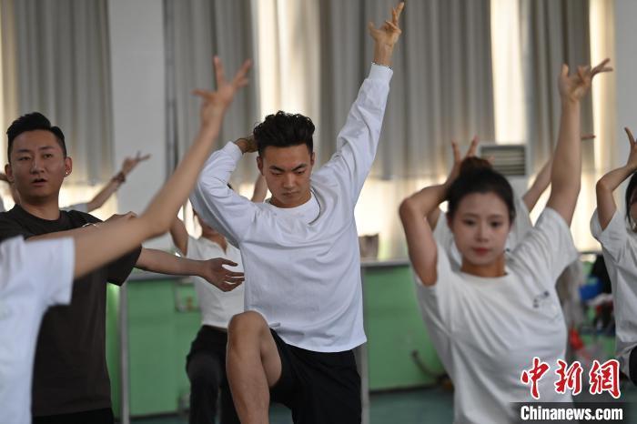 6月6日，在甘肅敦煌青年夜校課程中，青年學(xué)員學(xué)習(xí)敦煌舞課程。李亞龍 攝　　