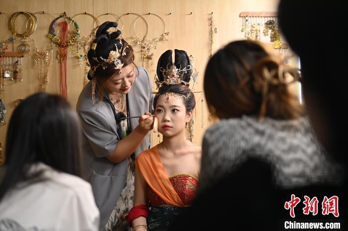 6月6日，在甘肅敦煌青年夜校課程中，青年學(xué)員學(xué)習(xí)敦煌美妝課程。李亞龍 攝　　