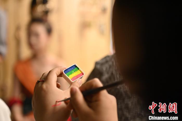 6月6日，在甘肅敦煌青年夜校課程中，青年學(xué)員學(xué)習(xí)敦煌美妝課程。李亞龍 攝　　