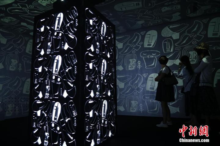 圖為游客參觀藝術(shù)展。中新社記者 李亞龍 攝