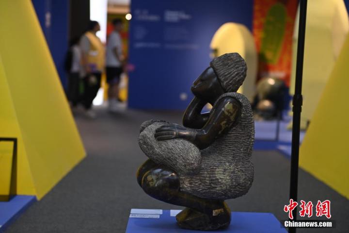 圖為游客參觀藝術(shù)展。中新社記者 李亞龍 攝</p>
<p>