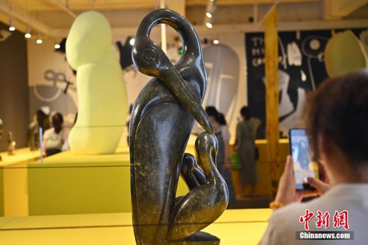 圖為游客拍攝蛇紋石作品《依戀》。中新社記者 李亞龍 攝