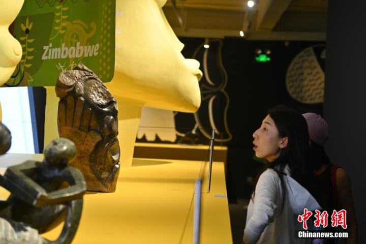 圖為游客參觀藝術(shù)展。中新社記者 李亞龍 攝