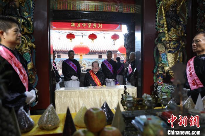 6月21日，“2024(甲辰年)兩岸共祭人文始祖伏羲典禮”在臺(tái)灣新北舉行。擔(dān)任主祭官的先嗇宮董事長(zhǎng)、中國(guó)國(guó)民黨前秘書(shū)長(zhǎng)李乾龍(中)出席典禮并擔(dān)任主祭官。中新社記者 張曉曦 攝