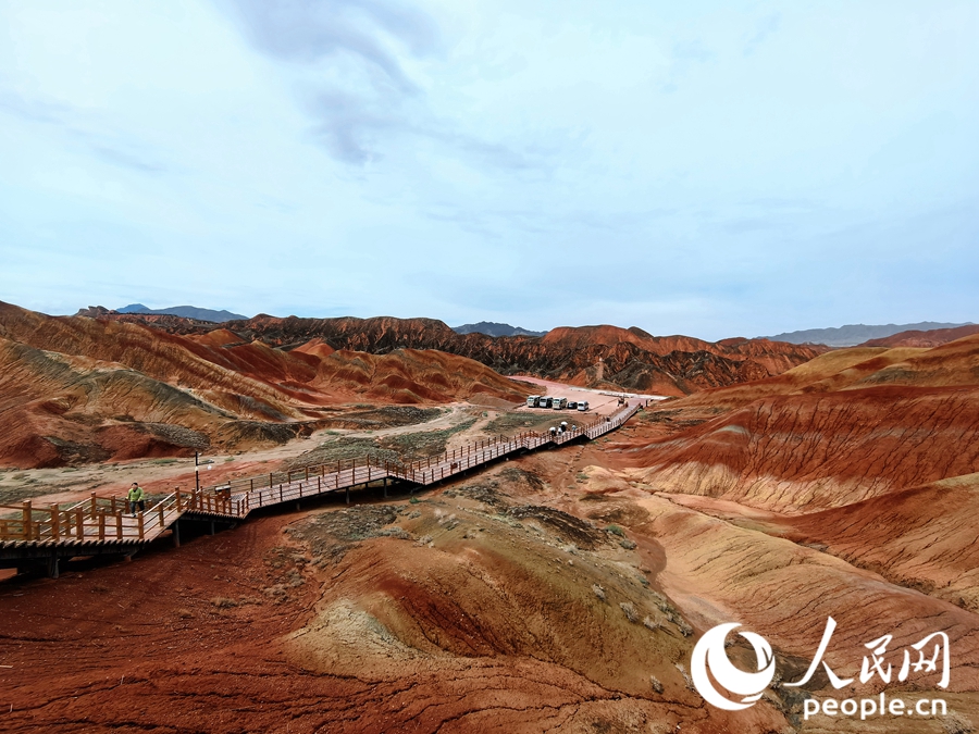  雨后的七彩丹霞，顏色格外艷麗。人民網(wǎng) 黃津曉虎攝