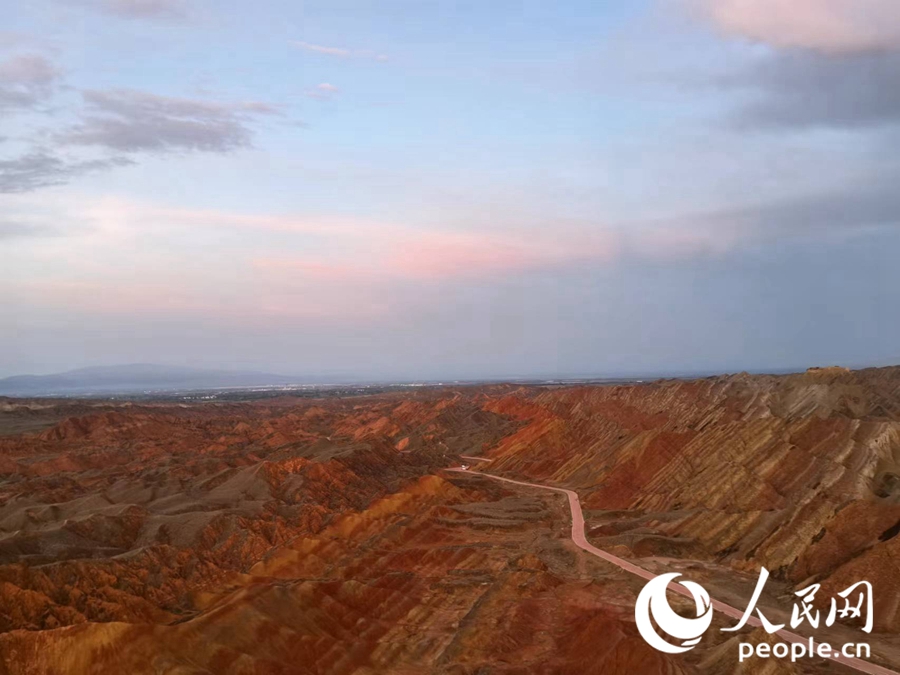 日落時(shí)分，余暉與丹霞交相輝映。人民網(wǎng)記者 唐嘉藝攝