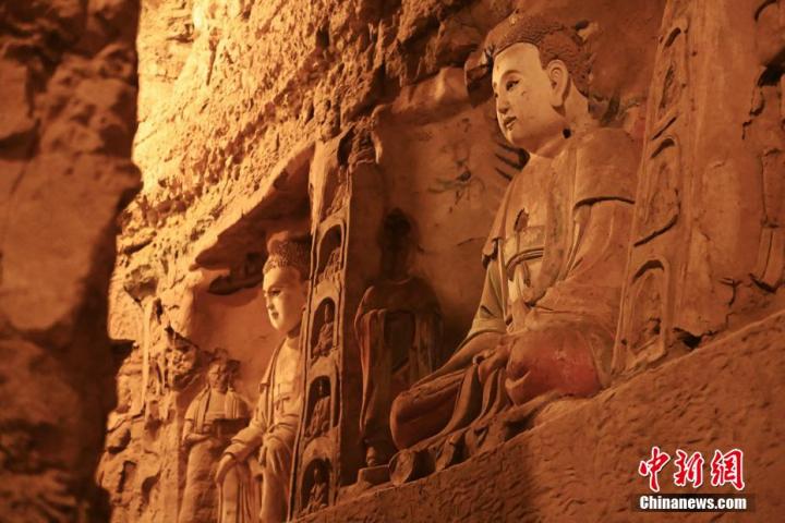 7月15日，甘肅省平?jīng)鍪袥艽h百里石窟長廊中的王母宮石窟造像。百里石窟長廊位于涇川縣境內(nèi)，由512個(gè)石窟、5眼窟中石井組成，現(xiàn)存王母宮石窟、鳳凰山石窟、南石窟寺、丈八寺石窟、羅漢洞石窟、太山寺石窟等規(guī)模較大的石窟群，還有數(shù)量眾多的小石窟群。王母宮石窟又名千佛洞，該窟設(shè)計(jì)宏大，造像生動(dòng)，窟內(nèi)擁有造像數(shù)百尊，是較為珍貴的佛教文化歷史遺存。中新社記者 李亞龍 攝</p>
<p>