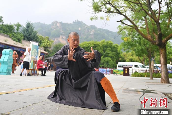 7月14日，甘肅省平?jīng)鍪嗅轻忌骄皡^(qū)內(nèi)，嵩山少林弟子展示武藝。7月13日至14日，“2024年北京體育大學(xué)第十五屆國際武術(shù)比賽交流大會暨首屆崆峒山國際武術(shù)大會”舉行，大會也在崆峒山景區(qū)進(jìn)行問道崆峒、武術(shù)高級研修班、崆峒拜師等系列活動(dòng)。中新社記者 李亞龍 攝</p>
<p>