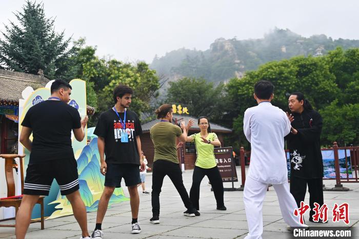 7月14日，甘肅省平?jīng)鍪嗅轻忌骄皡^(qū)內(nèi)，外籍武術(shù)愛好者學(xué)習(xí)崆峒派武術(shù)。7月13日至14日，“2024年北京體育大學(xué)第十五屆國際武術(shù)比賽交流大會暨首屆崆峒山國際武術(shù)大會”舉行，大會也在崆峒山景區(qū)進(jìn)行問道崆峒、武術(shù)高級研修班、崆峒拜師等系列活動(dòng)。中新社記者 李亞龍 攝</p>
<p>