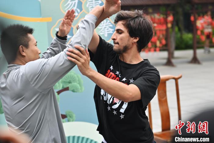 7月14日，甘肅省平?jīng)鍪嗅轻忌骄皡^(qū)內(nèi)，外籍武術(shù)愛好者(右)進(jìn)行忽雷太極拳切磋。7月13日至14日，“2024年北京體育大學(xué)第十五屆國際武術(shù)比賽交流大會暨首屆崆峒山國際武術(shù)大會”舉行，大會也在崆峒山景區(qū)進(jìn)行問道崆峒、武術(shù)高級研修班、崆峒拜師等系列活動(dòng)。中新社記者 李亞龍 攝</p>
<p>