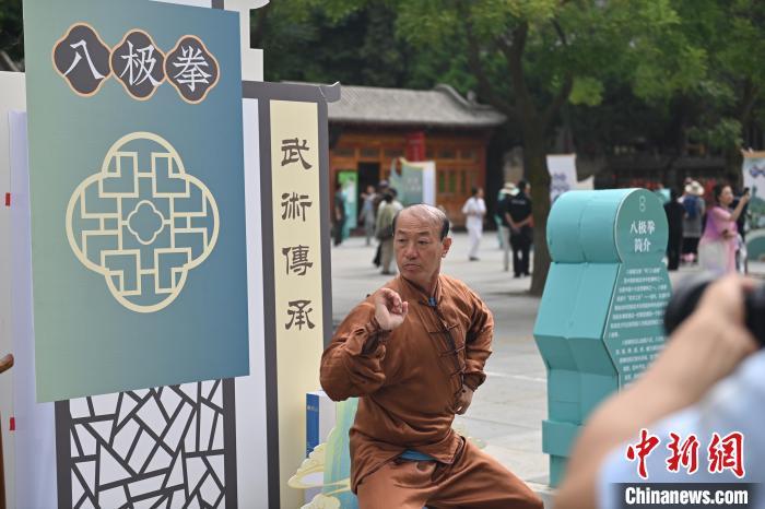 7月14日，甘肅省平?jīng)鍪嗅轻忌骄皡^(qū)內(nèi)，八極拳傳承人展示八極拳。7月13日至14日，“2024年北京體育大學(xué)第十五屆國際武術(shù)比賽交流大會暨首屆崆峒山國際武術(shù)大會”舉行，大會也在崆峒山景區(qū)進(jìn)行問道崆峒、武術(shù)高級研修班、崆峒拜師等系列活動(dòng)。中新社記者 李亞龍 攝</p>
<p>
