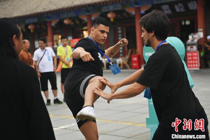 7月14日，甘肅省平?jīng)鍪嗅轻忌骄皡^(qū)內(nèi)，外籍武術(shù)愛好者切磋武藝。7月13日至14日，“2024年北京體育大學(xué)第十五屆國際武術(shù)比賽交流大會暨首屆崆峒山國際武術(shù)大會”舉行，大會也在崆峒山景區(qū)進(jìn)行問道崆峒、武術(shù)高級研修班、崆峒拜師等系列活動(dòng)。中新社記者 李亞龍 攝
