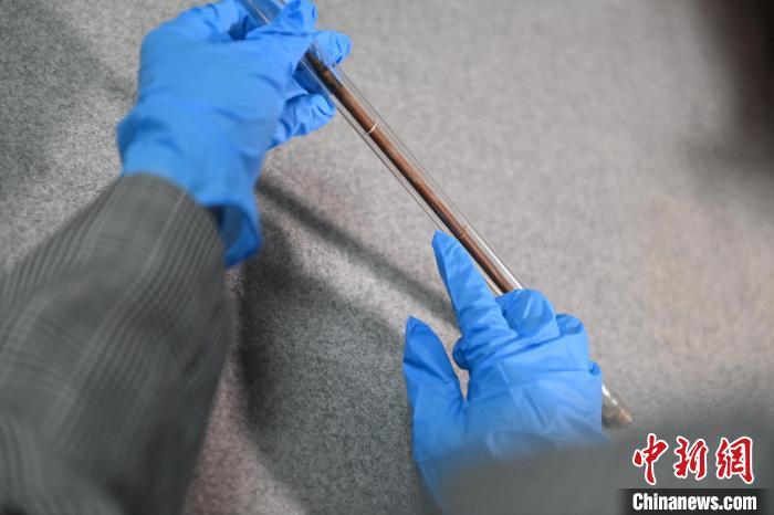 2024年5月7日，拍攝的甘肅省博物館館藏國(guó)寶級(jí)文物“白馬作”毛筆。李亞龍　攝