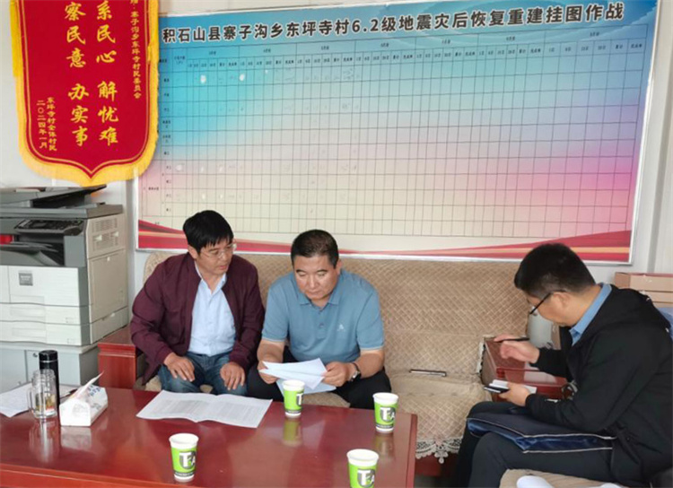 州縣紀委監(jiān)委機關聯(lián)合督查組對下沉干部 、駐村干部 、包村組長、村干部 “四級”干部履職到崗情況，以及工作日志和民情臺賬、訴求臺賬進行日常監(jiān)督檢查，壓實工作責任。.jpg