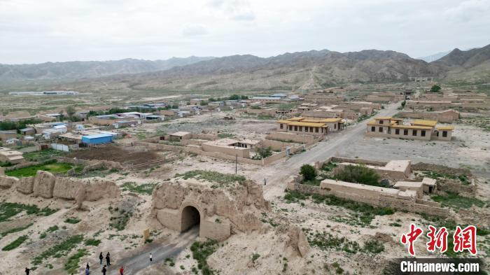 7月13日，位于山丹漢明長(zhǎng)城遺址里的硤口古城。(無(wú)人機(jī)圖片) 　九美旦增 攝