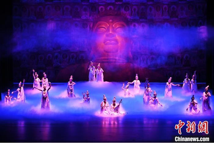 7月18日晚，中國經(jīng)典舞劇《絲路花雨》在甘肅蘭州黃河劇院進行演出。中國經(jīng)典舞劇《絲路花雨》迎來45周年，7月17日-8月4日在蘭州開啟為期多天的駐場演出。該舞劇取材于敦煌莫高窟壁畫，集中國霓裳羽衣舞、敦煌舞、印度舞、黑巾舞、波斯馬鈴舞等于一身，自1979年演出至今，該劇先后在40多個國家和地區(qū)演出近4000場，觀眾550多萬人次。中新社記者 李亞龍 攝</p>
<p>