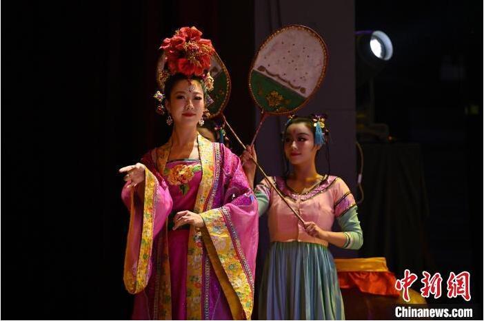 7月18日晚，中國經(jīng)典舞劇《絲路花雨》在甘肅蘭州黃河劇院進行演出。中國經(jīng)典舞劇《絲路花雨》迎來45周年，7月17日-8月4日在蘭州開啟為期多天的駐場演出。該舞劇取材于敦煌莫高窟壁畫，集中國霓裳羽衣舞、敦煌舞、印度舞、黑巾舞、波斯馬鈴舞等于一身，自1979年演出至今，該劇先后在40多個國家和地區(qū)演出近4000場，觀眾550多萬人次。中新社記者 李亞龍 攝</p>
<p>