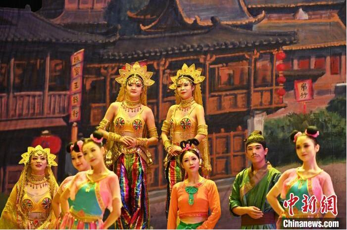 7月18日晚，中國經(jīng)典舞劇《絲路花雨》在甘肅蘭州黃河劇院進行演出。中國經(jīng)典舞劇《絲路花雨》迎來45周年，7月17日-8月4日在蘭州開啟為期多天的駐場演出。該舞劇取材于敦煌莫高窟壁畫，集中國霓裳羽衣舞、敦煌舞、印度舞、黑巾舞、波斯馬鈴舞等于一身，自1979年演出至今，該劇先后在40多個國家和地區(qū)演出近4000場，觀眾550多萬人次。中新社記者 李亞龍 攝</p>
<p>