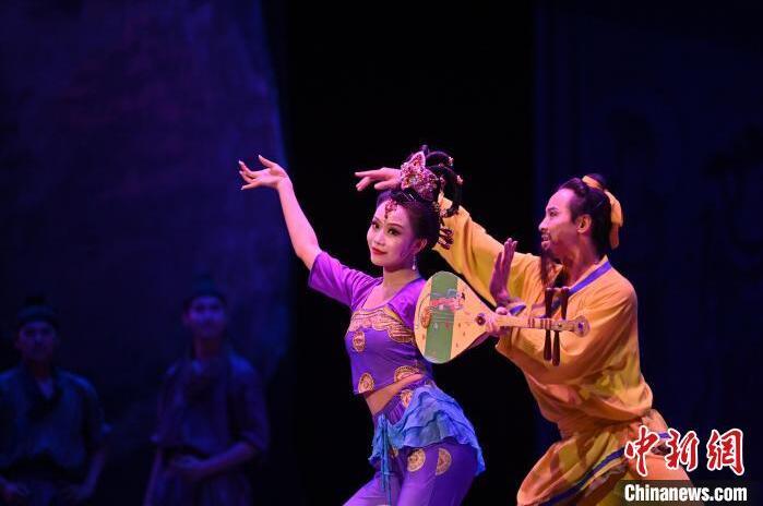 7月18日晚，中國經(jīng)典舞劇《絲路花雨》在甘肅蘭州黃河劇院進行演出。中國經(jīng)典舞劇《絲路花雨》迎來45周年，7月17日-8月4日在蘭州開啟為期多天的駐場演出。該舞劇取材于敦煌莫高窟壁畫，集中國霓裳羽衣舞、敦煌舞、印度舞、黑巾舞、波斯馬鈴舞等于一身，自1979年演出至今，該劇先后在40多個國家和地區(qū)演出近4000場，觀眾550多萬人次。中新社記者 李亞龍 攝</p>
<p>